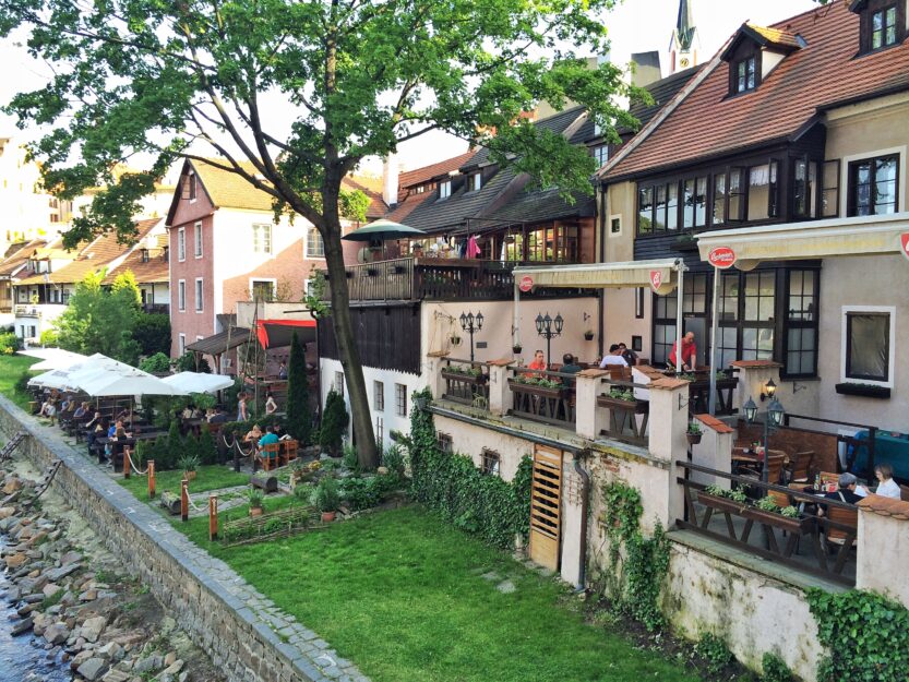 Cesky Krumlov : restaurants by the canal.