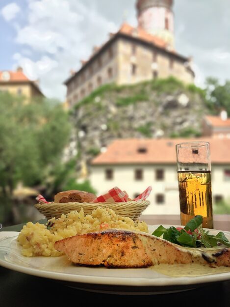 Cesky Krumlov : lunch with a view.